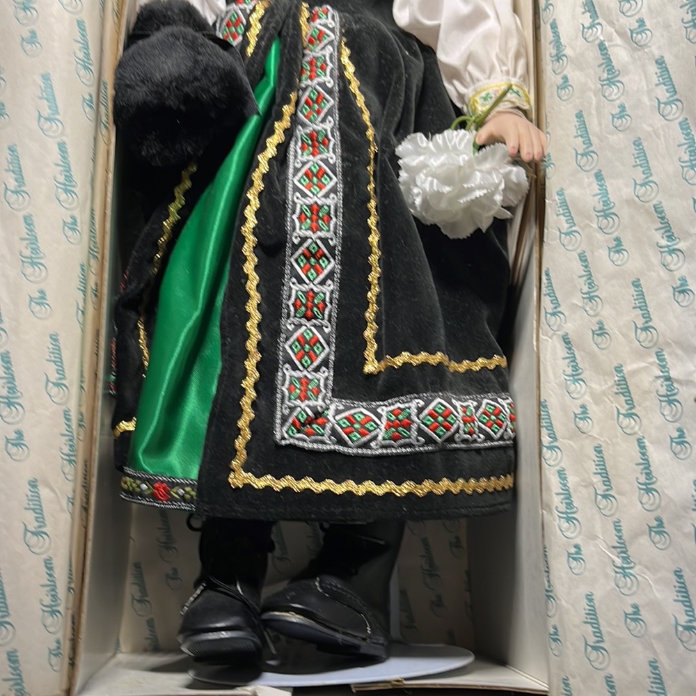 Heirloom International Doll Collection. - Picture 3 of 4
